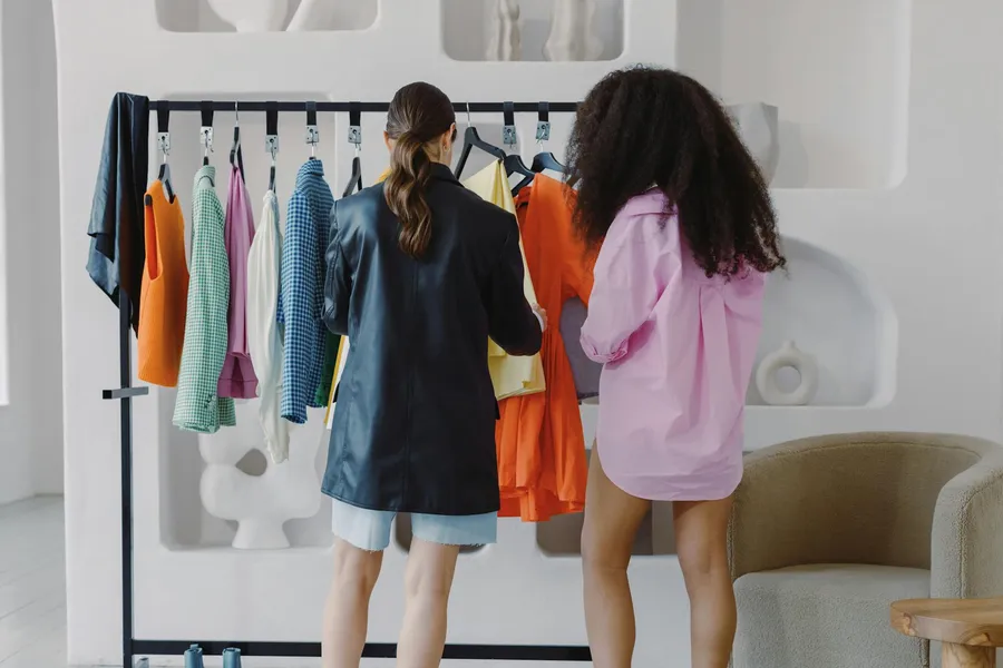 Hoe kun je je garderobe verduurzamen zonder in te boeten op stijl?